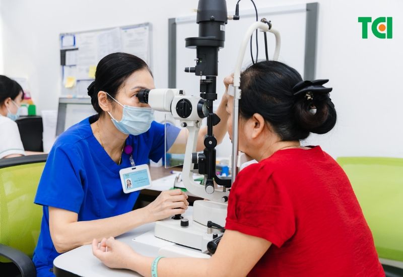 Bác sĩ sẽ kiểm tra mắt của bạn và có thể thực hiện một số xét nghiệm cần thiết để xác định nguyên nhân chính xác của tình trạng đỏ mắt.