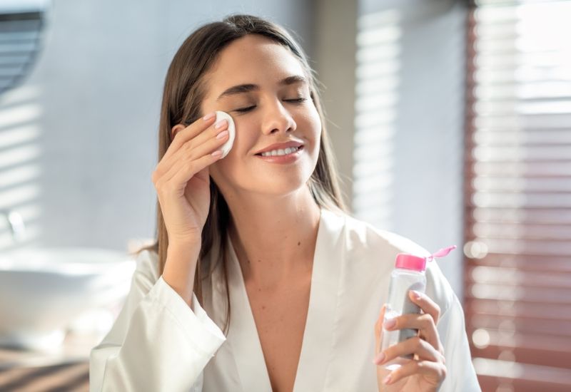 Vệ sinh mí mắt bằng nước tẩy trang chuyên dụng