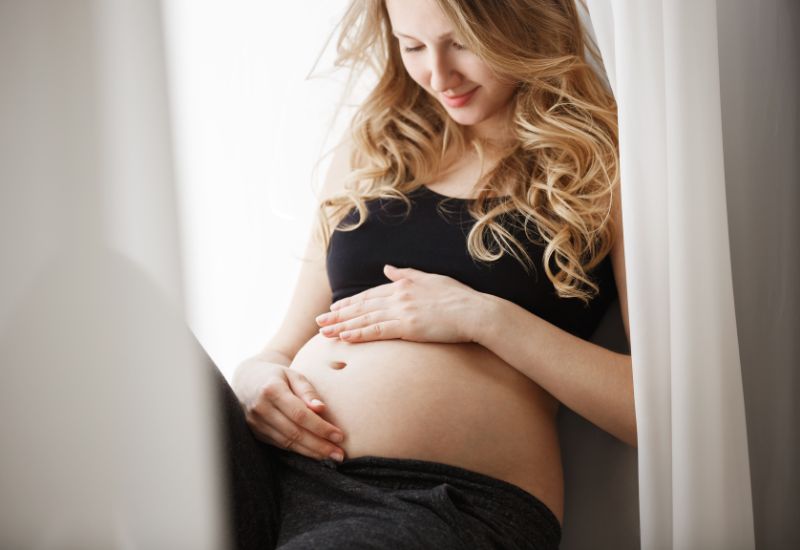 Vắc-xin sống có chứa virus sống đã được làm yếu đi, nhưng vẫn có khả năng gây ra nguy cơ nhỏ đối với thai nhi đang phát triển.