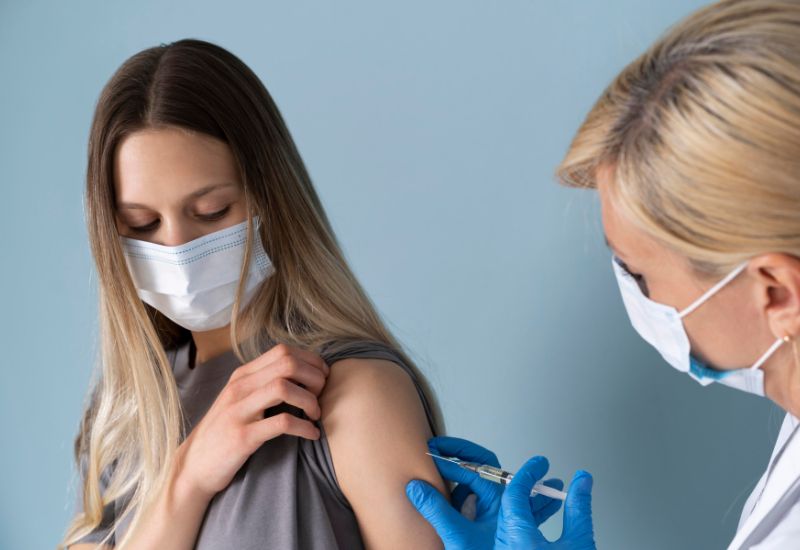 Dưới 18 tuổi có được tiêm vaccine: Câu trả lời chi tiết