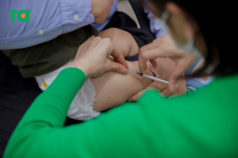 Với xã hội ngày nay, việc tiêm chủng cho trẻ là điều không thể thiếu.