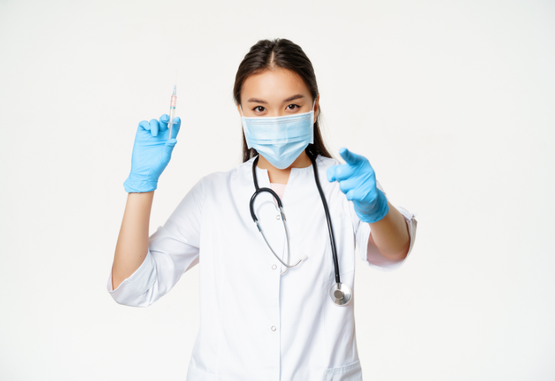 Ở lại nơi tiêm vắc-xin ít nhất 15-30 phút sau khi tiêm để được theo dõi các phản ứng có thể xảy ra.