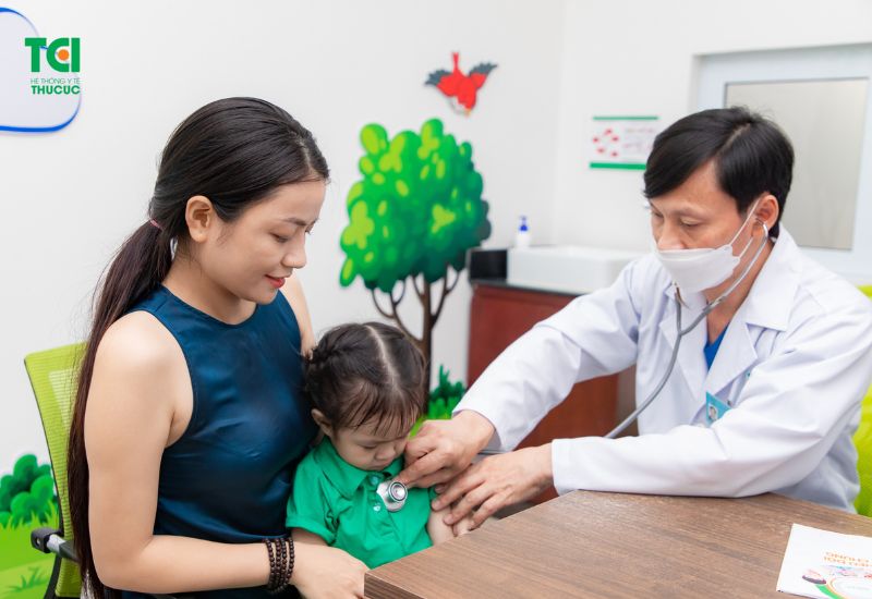 Trước khi tiêm vắc-xin, cần thông báo cho bác sĩ về tiền sử bệnh lý, các loại thuốc đang sử dụng, và tình trạng dị ứng (nếu có).