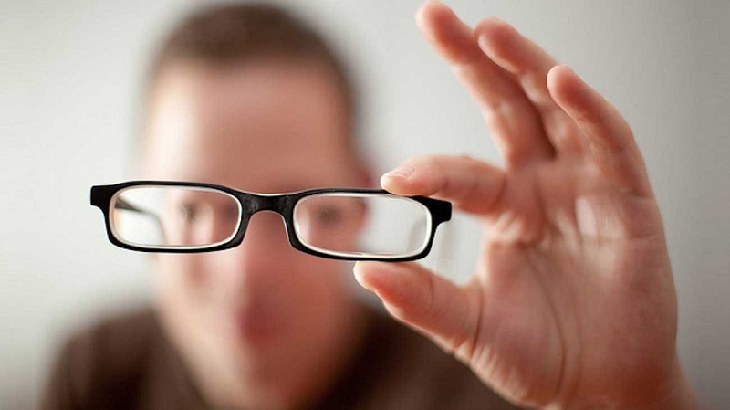 Khi bị loạn thị, bạn sẽ nhanh cảm thấy mỏi mắt hơn bình thường
