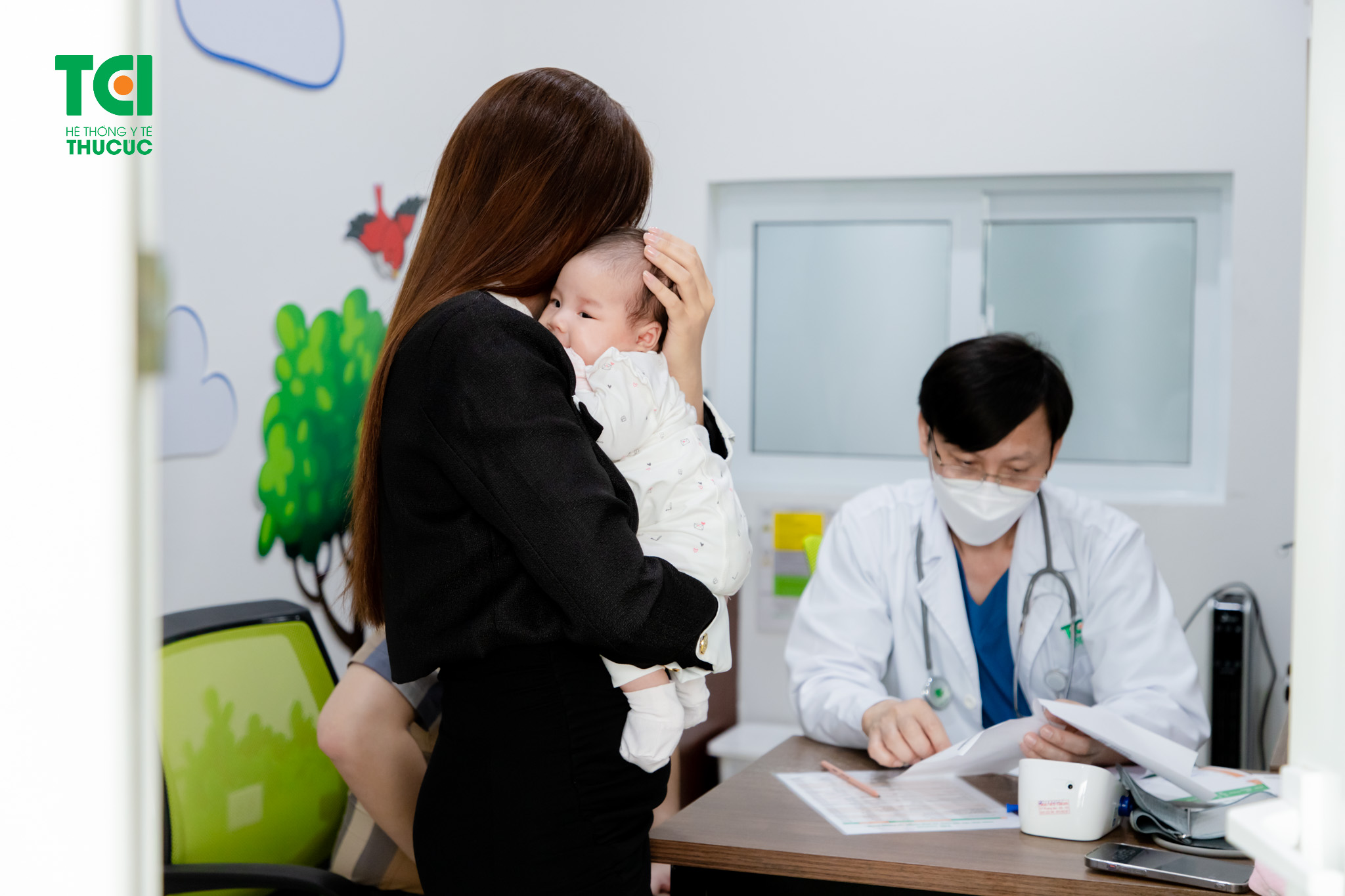 Nếu có hiện tượng gì bất thường sau tiêm cần đến bác sĩ ngay để được thăm khám xử lý kịp thời