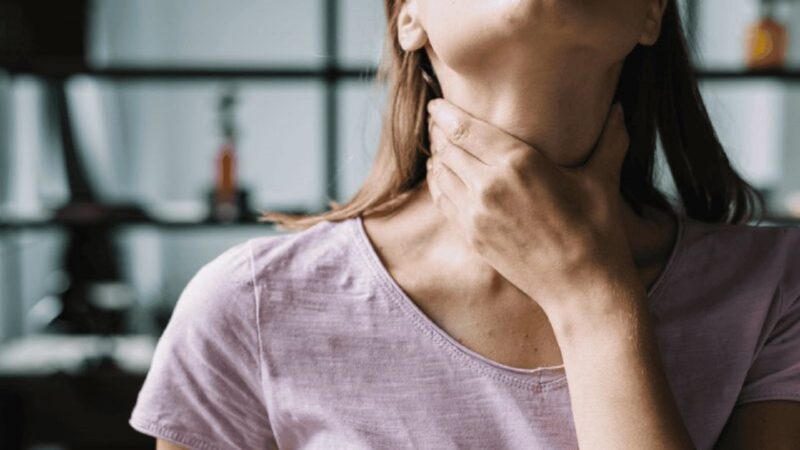 Đau họng cảm giác khó nuốt có thể bắt nguồn từ trào ngược dạ dày thực quản