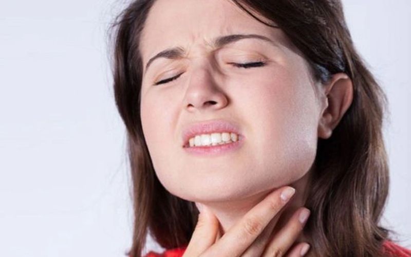 Cảm giác vướng ở cổ họng như có vật gì đó mắc lại