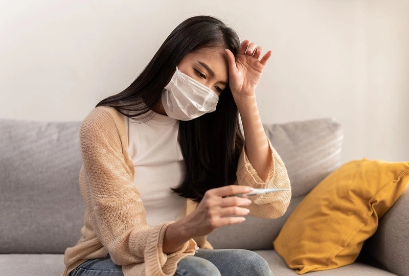 Ngoài mẩn đỏ, một số người có thể gặp phải các triệu chứng khác như sốt nhẹ, nhức đầu, mệt mỏi, hoặc khó chịu.