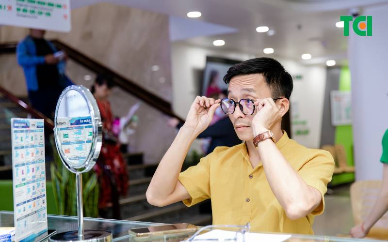 Kính thuốc và kính cận mua ở đâu