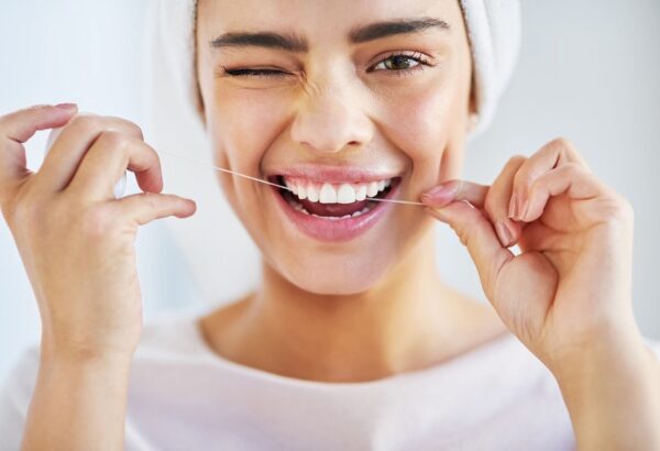 Chăm sóc răng miệng hàng ngày đúng cách là nền tảng quan trọng để ngăn ngừa cao răng và các vấn đề răng miệng.