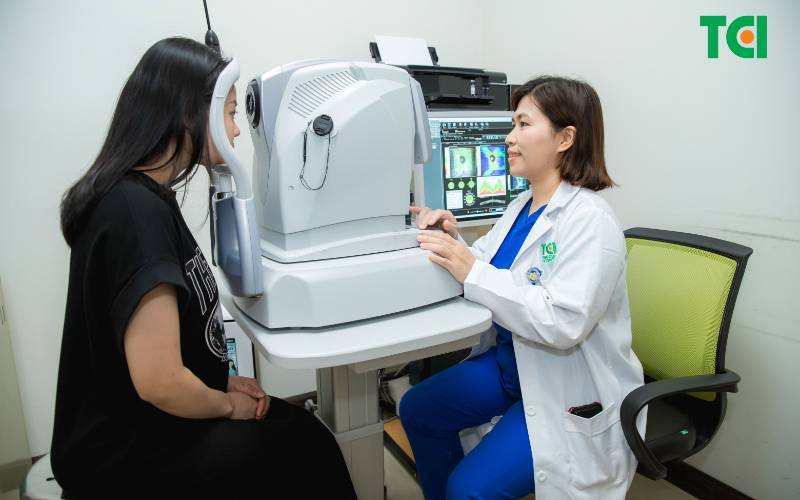 tròng kính xịn cho người cận