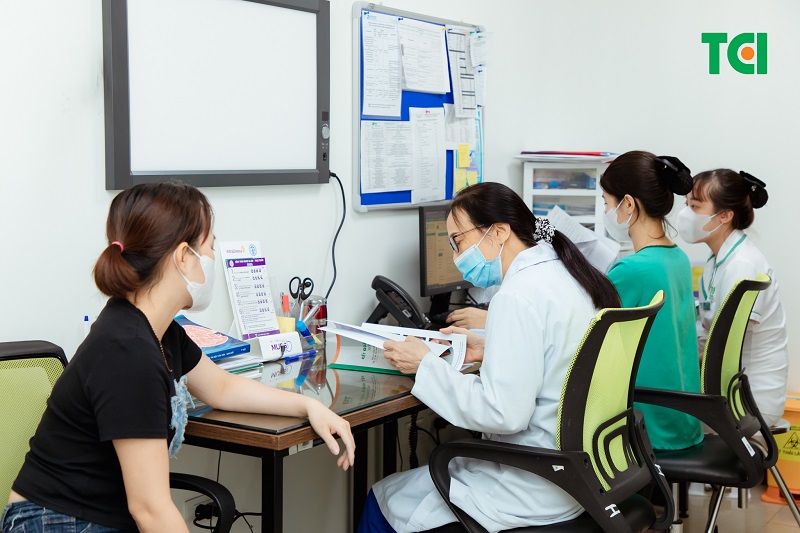 Khám với chuyên gia tiêu hóa giúp chẩn đoán ợ hơi.