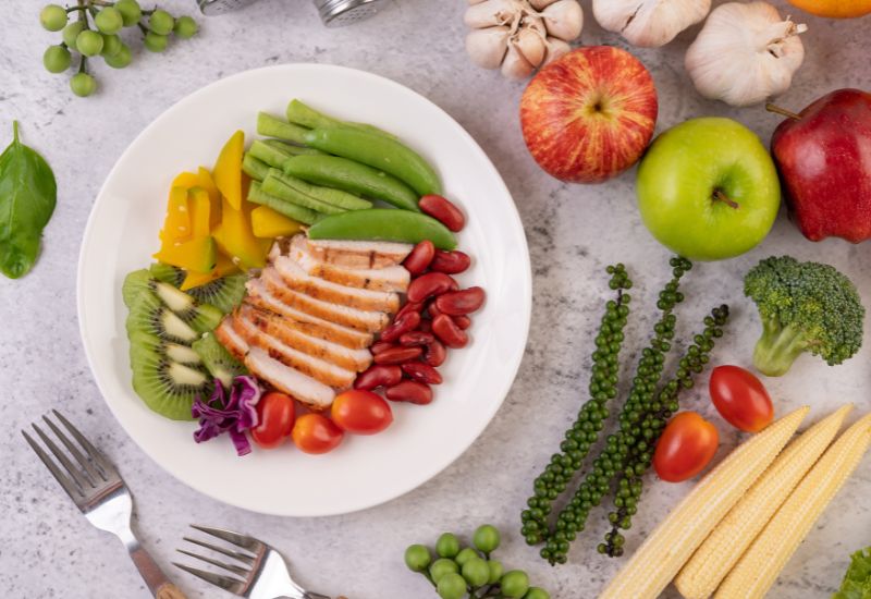 Thay vì chỉ ăn cơm với thực phẩm nhiều tinh bột (như khoai, bún, bánh mì), hãy kết hợp cơm với protein và rau xanh để cân bằng dinh dưỡng.