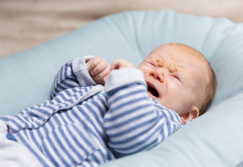 Khi bị tắc ruột hoặc lồng ruột, trẻ bị nôn liên tục, nôn ra dịch xanh vàng, bụng chướng, đau quặn bụng và có thể đi ngoài ra máu.