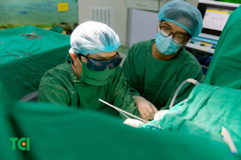 Bác sĩ đốt trĩ cho bệnh nhân tại TCI