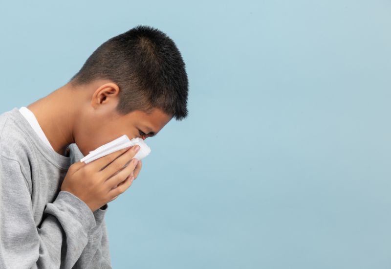 Triệu chứng viêm VA ở trẻ có thể xuất hiện đột ngột hoặc tồn tại dai dẳng.