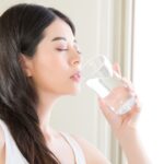 Uống sữa bị ợ hơi: Nguyên nhân và cách cải thiện