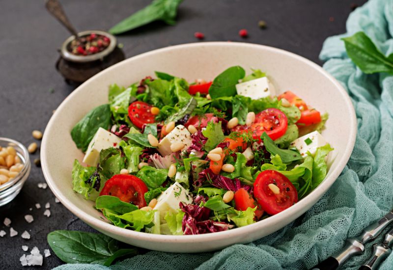 Ăn kèm salad với bò áp chảo để tăng cường lợi ích sức khỏe.