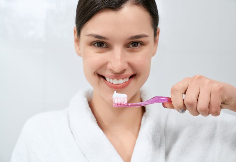 Sau khi ăn hoặc uống nước chanh, chờ ít nhất 30 phút trước khi đánh răng, vì lúc này men răng đang yếu và dễ bị tổn thương hơn.