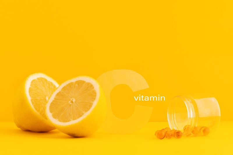 Vai trò chính của vitamin C là hoạt động như một chất chống oxy hóa, bảo vệ tế bào khỏi tổn thương do các gốc tự do.