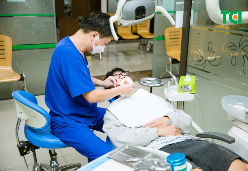 Sau khi thực hiện cách nhổ răng sâu, nếu xuất hiện dấu hiệu bất thường, bạn nên đến nha khoa thăm khám ngay để được xử lý kịp thời.