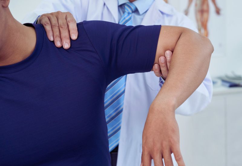 Các phương pháp điều trị trật khớp vai hiệu quả