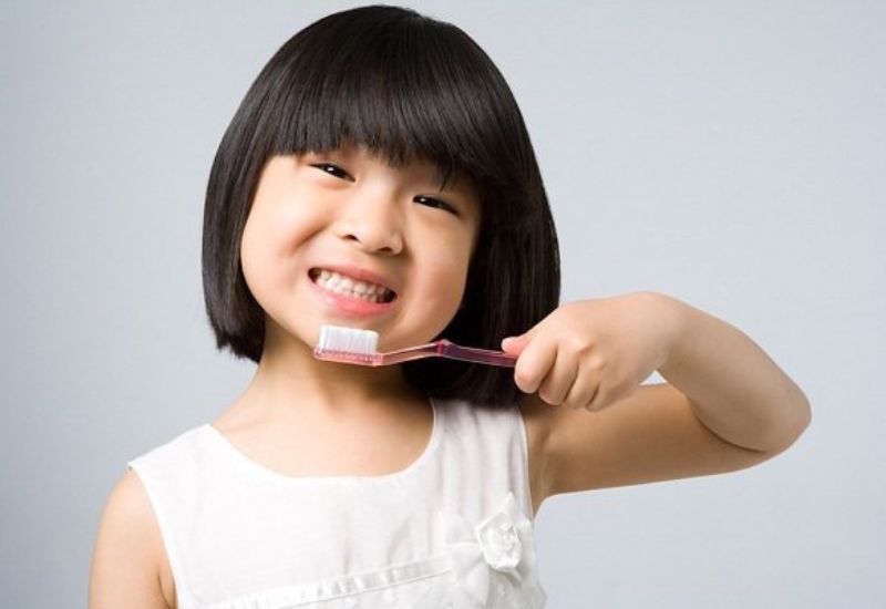 Lý do sâu răng đầu tiên là do chăm sóc răng miệng sai cách, điều này ảnh hưởng nghiêm trọng đến sức khỏe răng miệng