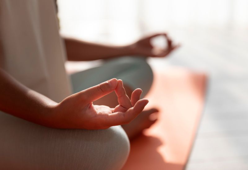 Sau 1-2 tuần, mẹ có thể tập các bài tập nhẹ như yoga hoặc đi bộ để cải thiện tuần hoàn máu.