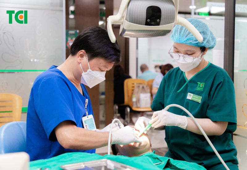 Khám nha khoa định kỳ giúp hạn chế nguy cơ sưng răng khôn.