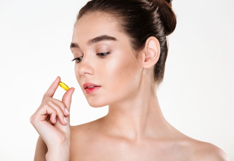 Thừa vitamin B12 xảy ra khi nồng độ vitamin B12 trong máu vượt quá mức bình thường (thường được xác định là 900-1000pg/mL, tùy thuộc phòng xét nghiệm).