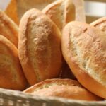 Người bị trào ngược dạ dày ăn bánh mì được không?