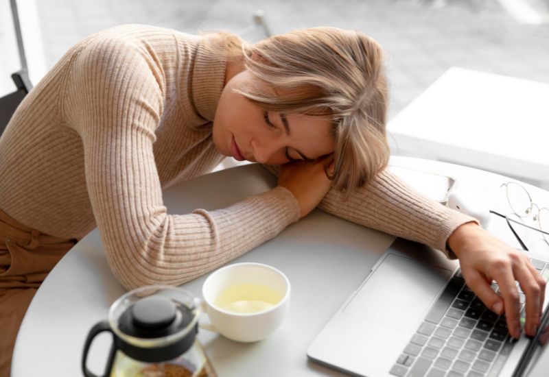 Thiếu hụt vitamin B1 ảnh hưởng trực tiếp đến quá trình chuyển hóa năng lượng, khiến cơ thể rơi vào trạng thái mệt mỏi kéo dài và suy nhược.