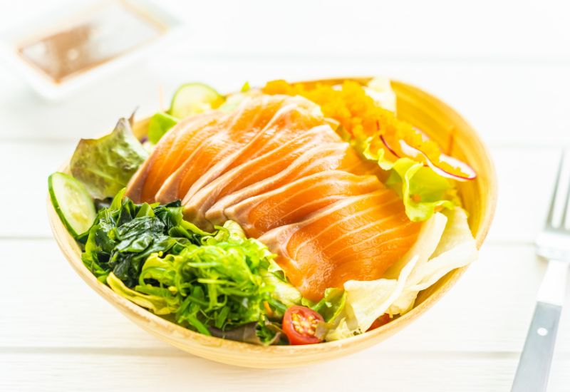 Vitamin B12 chủ yếu có trong các thực phẩm động vật như cá hồi, gan bò, trứng, sữa và các chế phẩm từ sữa.