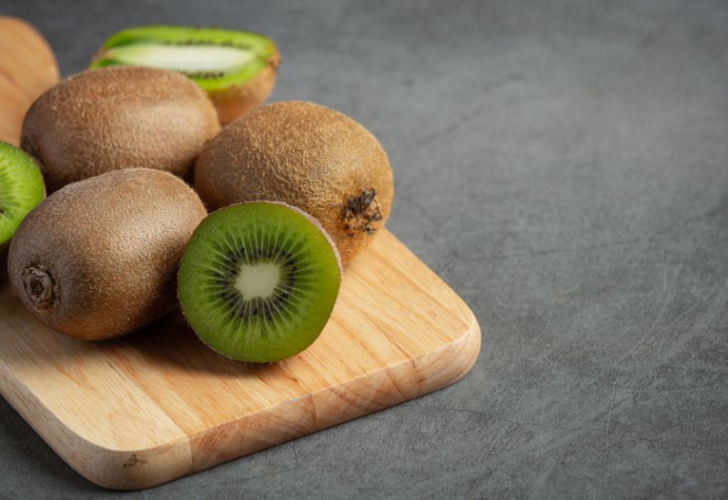 Vitamin C có nhiều trong các loại trái cây như cam, kiwi, dâu tây, ớt chuông và rau xanh như bông cải xanh.