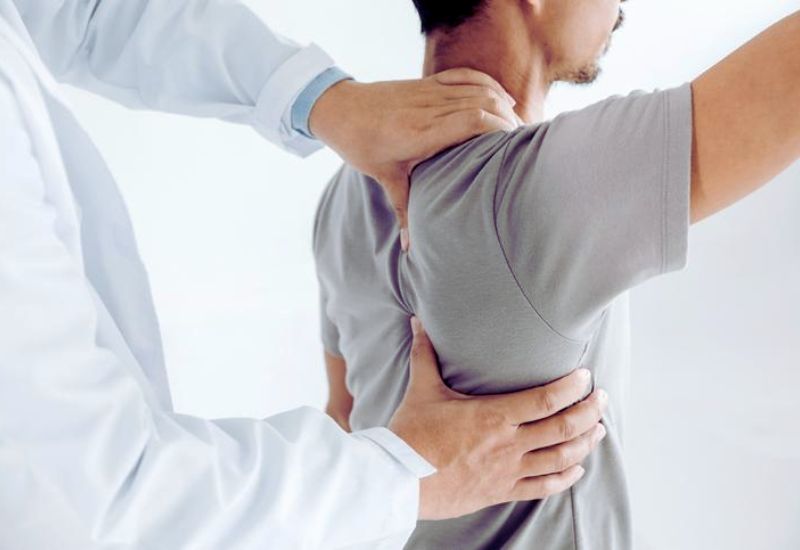 Những yếu tố quyết định lựa chọn phương pháp điều trị trật khớp vai