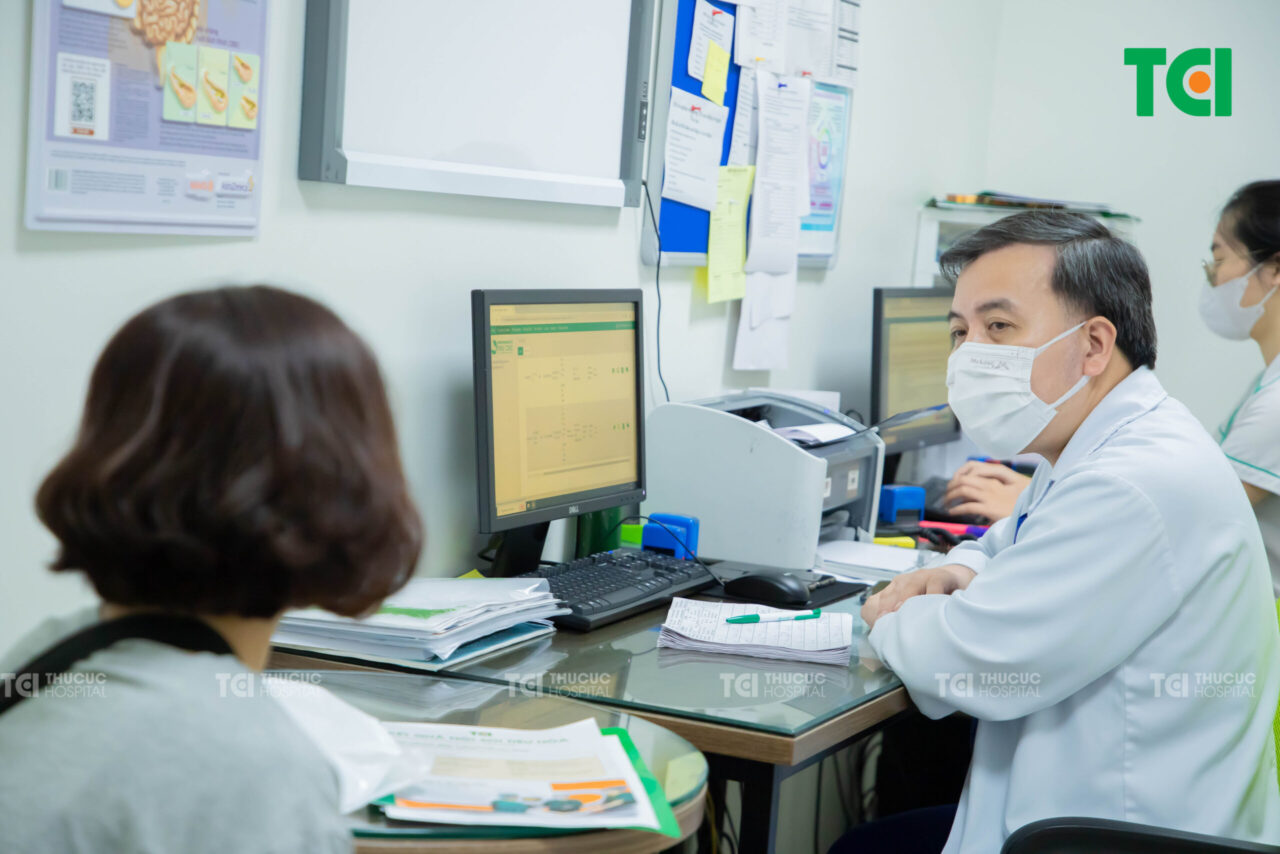 Thăm khám sớm với bác sĩ chuyên khoa tiêu hóa nếu ợ chua kéo dài.