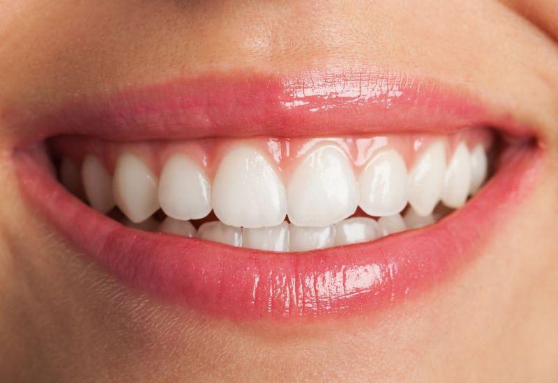 Sữa chua có tính axit nhẹ, và nếu không vệ sinh răng miệng kỹ sau khi ăn vào ban đêm, axit này có thể làm mòn men răng theo thời gian.