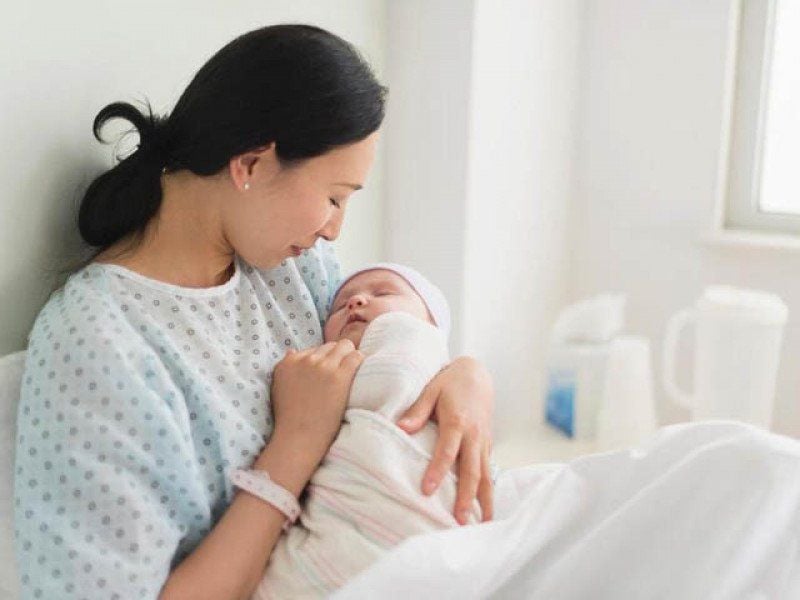 Sự khác biệt giữa ở cữ theo phong tục và khoa học đôi khi gây ra những tranh cãi.