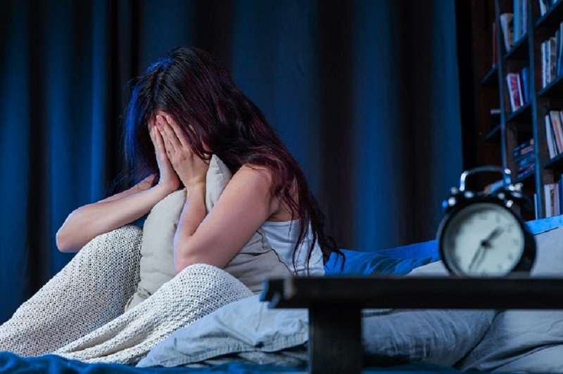 Tình trạng mất ngủ kéo dài, khó đi vào giấc ngủ hoặc tỉnh dậy giữa đêm là triệu chứng khá phổ biến ở người bị bệnh cường giáp