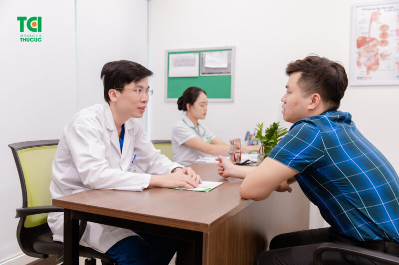 Trong trường hợp xuất hiện dấu hiệu nặng lên như chảy máu nhiều, đau rát dữ dội, sa búi trĩ kéo dài, sốt, mủ thì người bệnh cần đến cơ sở y tế để được kiểm tra.