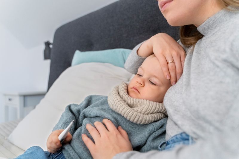 Khi bị sốt, cơ thể mất nước nhanh hơn do nhiệt độ tăng cao, dẫn đến nguy cơ mất nước, đặc biệt ở trẻ em.