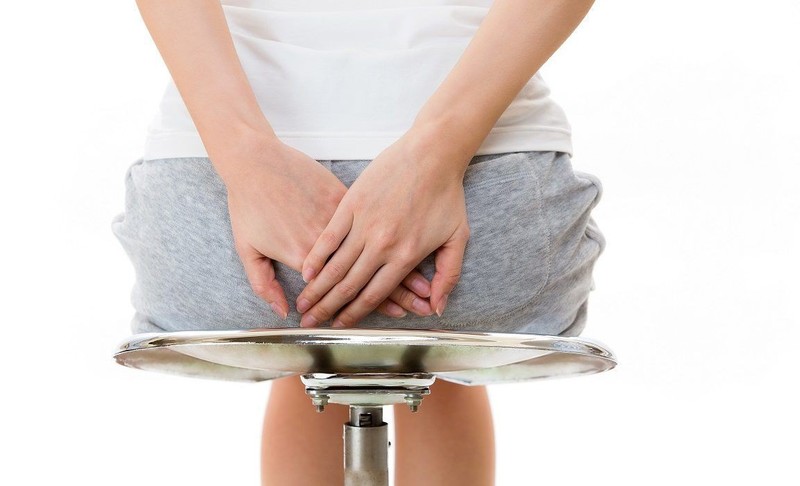 Trĩ nội độ 2 thường đi kèm nhiều triệu chứng khó chịu, gây ảnh hưởng đến sinh hoạt