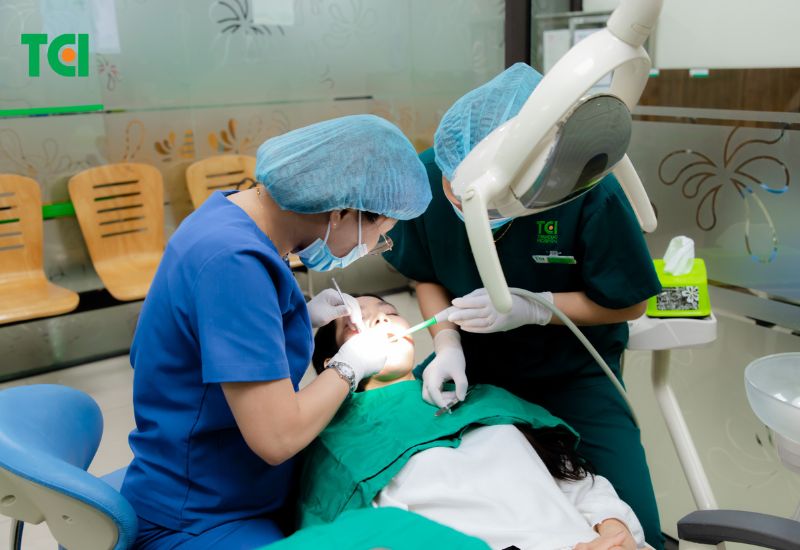 Việc thăm khám nha sĩ sớm là cần thiết nếu đau nướu diễn ra liên tục, tránh biến chứng nguy hiểm.