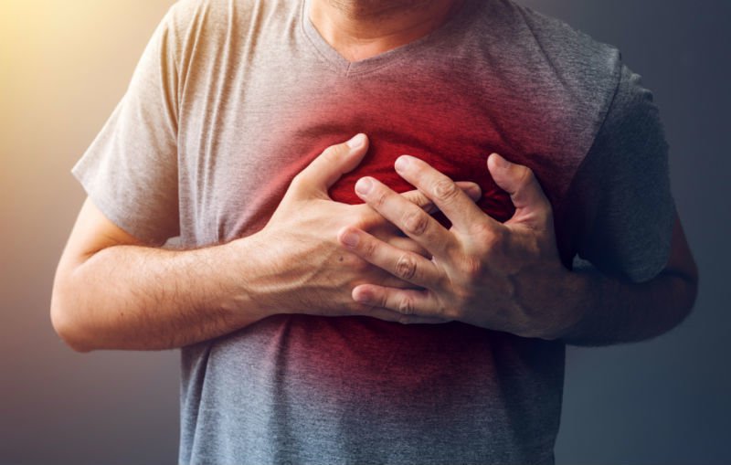 Đau rát vùng ngực có thể do nhiều nguyên nhân, trong đó phổ biến là bệnh trào ngược.