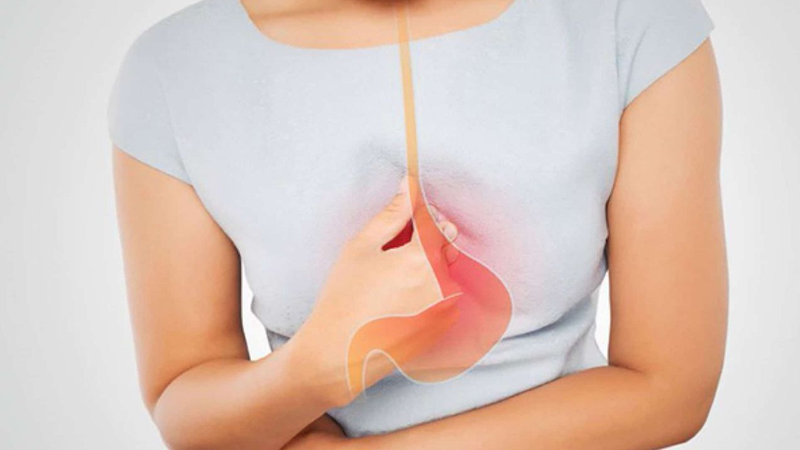 Khi bị trào ngược, axit dạ dày trào lên thực quản gây cảm giác đau nóng rát.