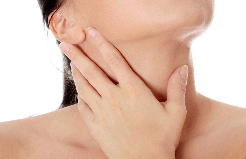 Ung thư tuyến giáp có thể do nhiều yếu tố phối hợp gây ra, bao gồm cả yếu tố bên trong cơ thể và tác động từ môi trường sống.