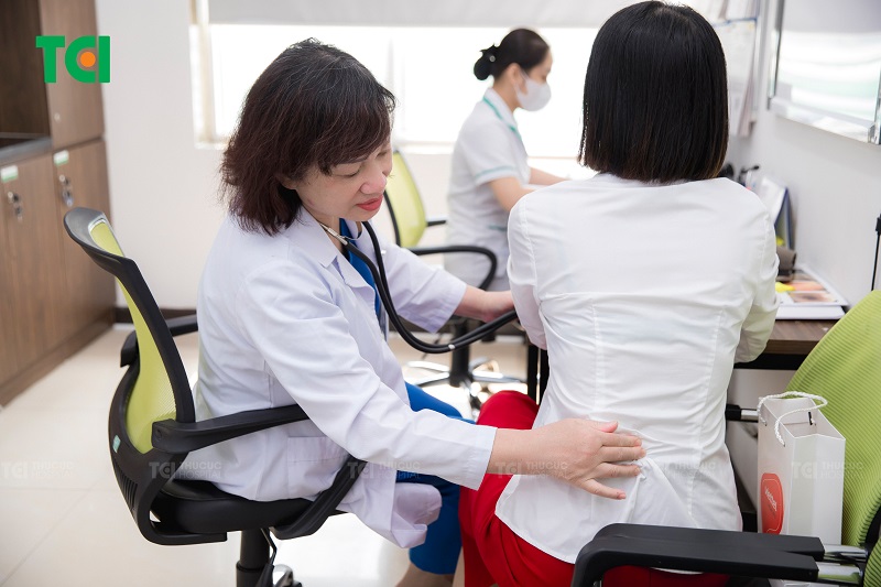 Điều trị thoát vị cột sống thắt lưng như thế nào là đúng cách?