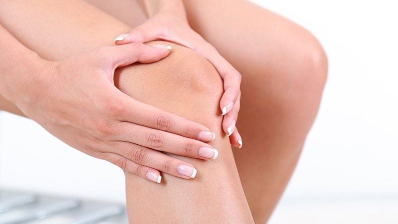 Cơn đau có thể xuất hiện ngay sau chấn thương hoặc tăng dần theo thời gian