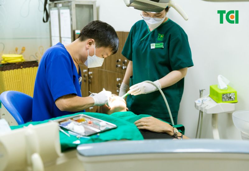 Tái khám định kỳ giúp kéo dài hiệu quả sau hàn trám răng.