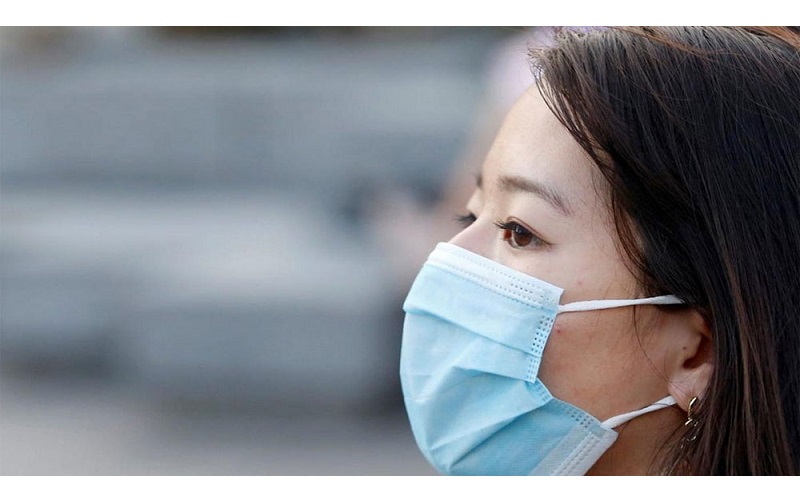 Luôn đeo khẩu trang khi ra ngoài, nhất là khi tiếp xúc với khói bụi, ô nhiễm hoặc nơi đông người.
